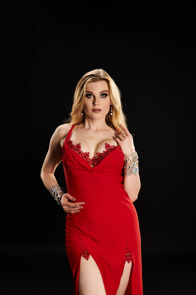 Stilvolle Frau in rotem Kleid posiert. - Foto, Bild