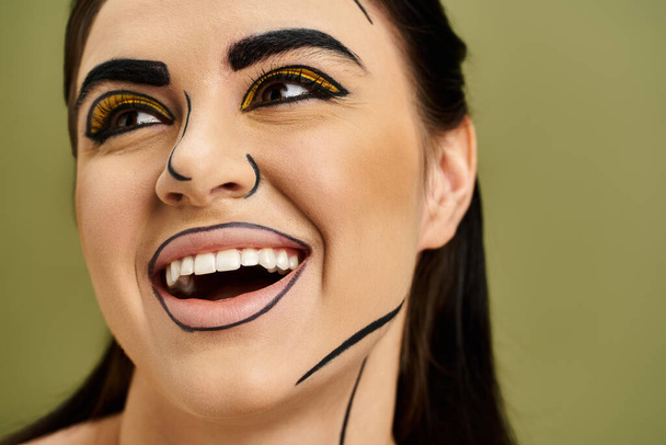 Brünette Frau in Pop-Art-Make-up mit schwarzen und gelben Farbtönen. - Foto, Bild