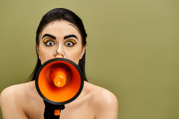Brunette nainen pop art meikki omistaa megafoni, valmis vahvistamaan hänen viestinsä. - Valokuva, kuva