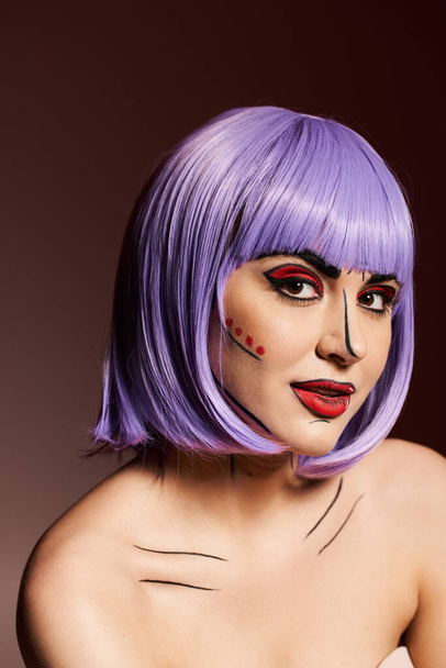 Stylowa kobieta z fioletową peruką i odważnym makijażem pop art inspirowanym komiksami, na eleganckim tle. - Zdjęcie, obraz