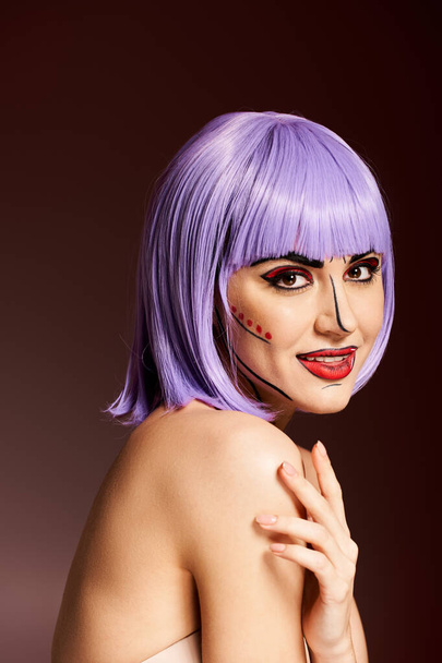 Una pintoresca mujer vestida con una peluca púrpura y un vibrante maquillaje de arte pop, exudando creatividad sobre un fondo negro. - Foto, imagen
