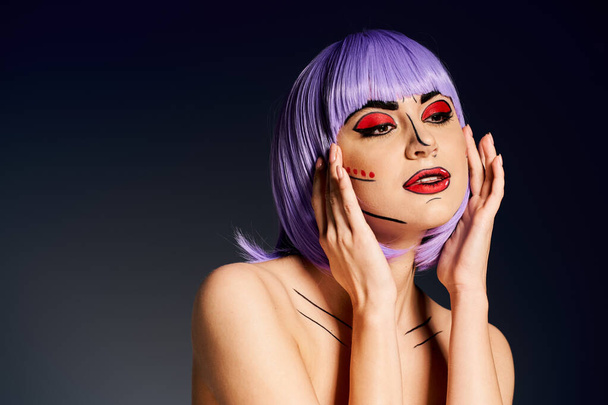 Een vrouw channelt een stripfiguur met levendig paars haar en pop art make-up, omarmt haar creatieve identiteit. - Foto, afbeelding
