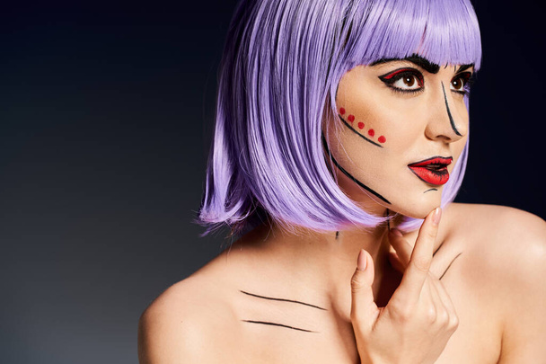 Uma mulher marcante com cabelo roxo e ousada maquiagem pop art posa contra um pano de fundo escuro, incorporando um personagem de quadrinhos. - Foto, Imagem