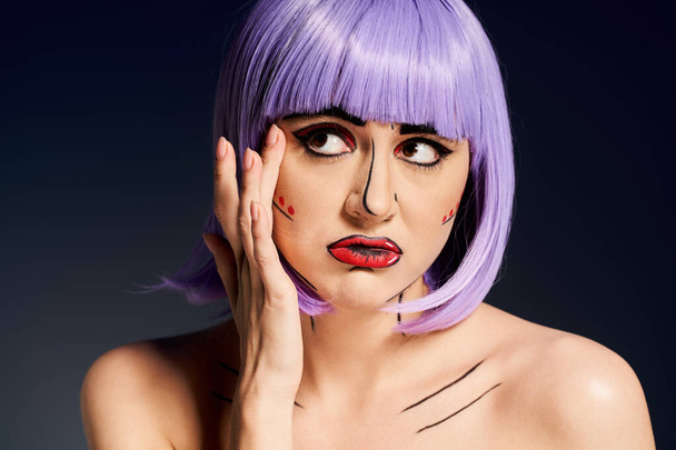 Une femme triste aux cheveux violets et au maquillage pop art, tenant sa main sur son visage, sur un fond noir. - Photo, image