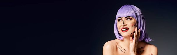 Hezká žena s purpurovými vlasy zaujímá pózu na černém pozadí, vyzařuje kreativitu a zářivost. - Fotografie, Obrázek