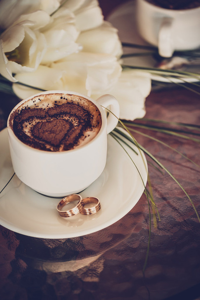 Φλιτζάνι καφέ, Βέρες και γαμήλια ανθοδέσμη από τουλίπες - Φωτογραφία, εικόνα
