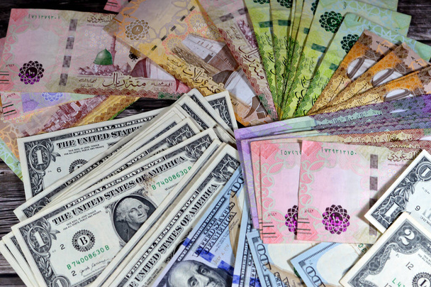 Dollars américains billets de banque, Arabie Saoudite billets de banque billet de différentes valeurs, 100, 50, 10 et 5 riyals du roi Salman Ben AbdulAziz Al Saud ère, taux de change de l'argent saoudien et le statut économique - Photo, image