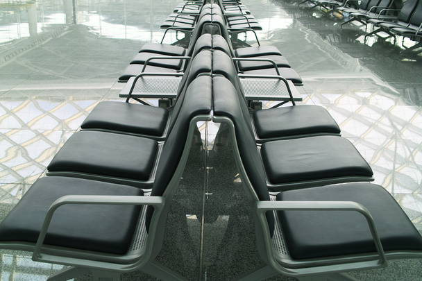 Cadeiras no hall de embarque
 - Foto, Imagem