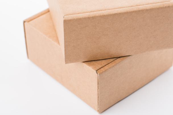 cajas de cartón marrón sobre un fondo blanco
 - Foto, Imagen