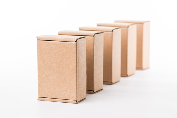 cajas de cartón marrón sobre un fondo blanco
 - Foto, Imagen