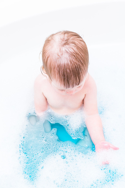 Bébé fille ayant un bain
 - Photo, image
