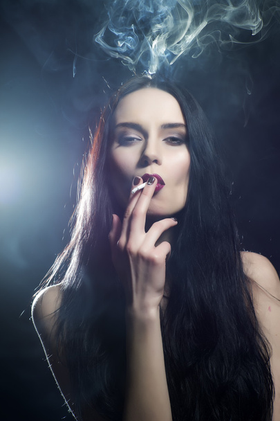 Smoking pretty young woman - Φωτογραφία, εικόνα