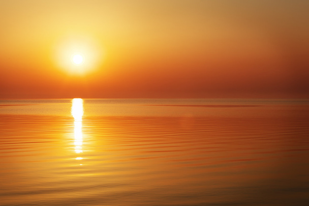 Schöner Sonnenuntergang über dem Ozean. Sonnenaufgang im Meer  - Foto, Bild