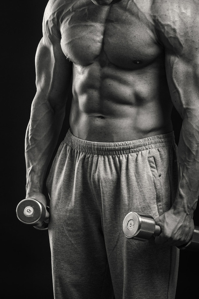 bodybuilder δείχνει τους μυς του - Φωτογραφία, εικόνα