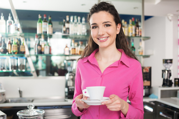 Весела офіціантка в кав'ярні
 - Фото, зображення