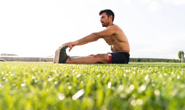 Atleta riscaldamento da stretching prima dell'esercizio - Foto, immagini