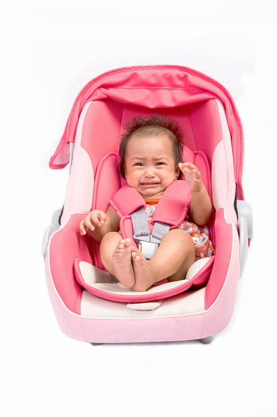 bebê chorando no assento do carro, isolado no branco
   - Foto, Imagem