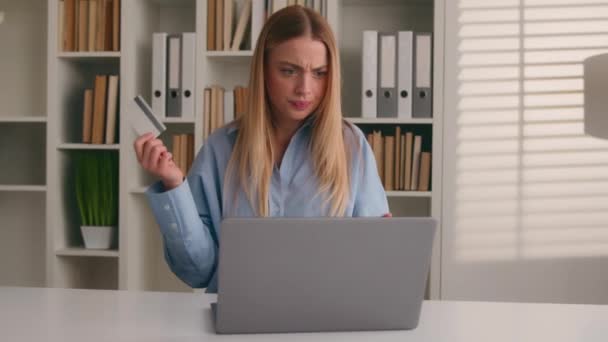Valkoihoinen sekava nainen yrittää maksaa tilauksen online-ostoksia kannettavan tietokoneen verkkokaupan ongelma maksu tyttö asiakas ostaa verkkokaupasta väärä salasana ongelmia epäonnistuminen pankkikortti virhe - Materiaali, video