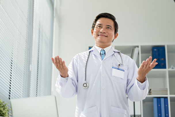 usmívající se doktor pacienta pozdrav - Fotografie, Obrázek