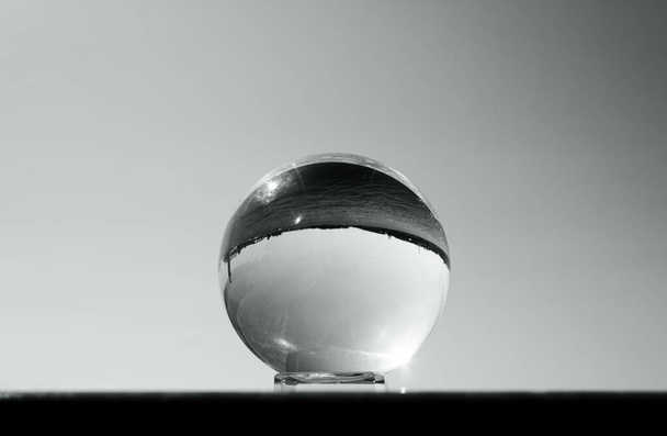Gros plan d'une boule de cristal en noir et blanc  - Photo, image