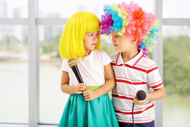niños en pelucas coloridas
 - Foto, Imagen