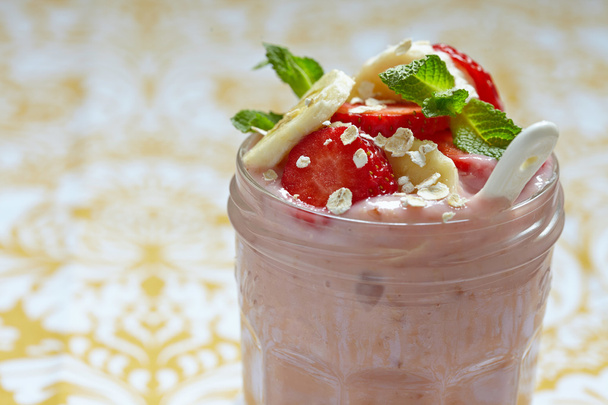 Overnight oatmeal smoothie with strawberry and banana - Fotoğraf, Görsel