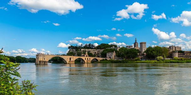 Panorama van Avignon met de Sint Benezet brug over de Rhône, in Vaucluse, Provence, Frankrijk - Foto, afbeelding