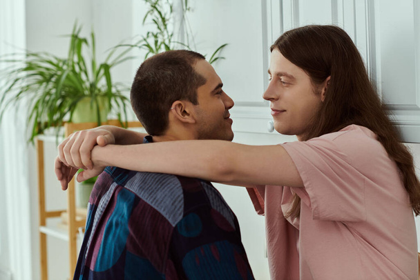 um casal gay, abraço amorosamente em um quarto caseiro, irradiando felicidade e intimidade. - Foto, Imagem