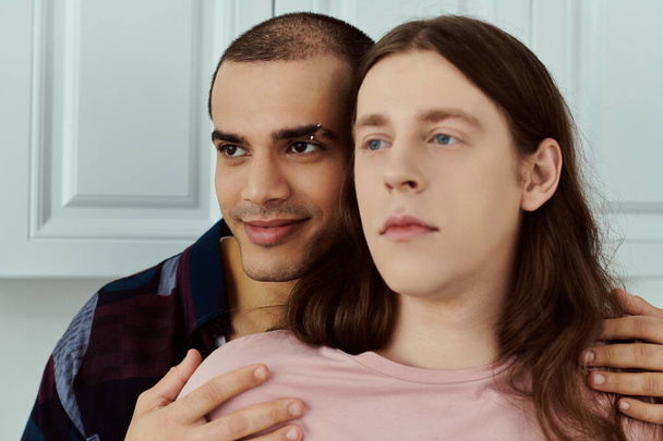 ένα ερωτευμένο γκέι ζευγάρι, να στέκεται πλάι-πλάι με περιστασιακή ενδυμασία, μοιραζόμενο μια οικεία στιγμή σύνδεσης. - Φωτογραφία, εικόνα