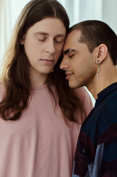 Ένα γκέι ζευγάρι, ντυμένο άνετα, στέκεται πλάι-πλάι, ακτινοβολώντας αγάπη και συντροφικότητα.. - Φωτογραφία, εικόνα