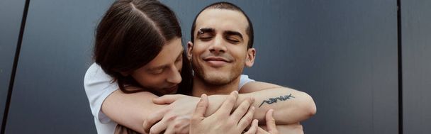 un couple gay, embrasser dans une étreinte aimante à l'extérieur, montrant l'unité et l'affection. - Photo, image