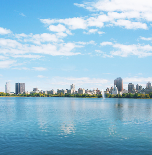 New York City Manhattan panorama riflesso acquatico
 - Foto, immagini
