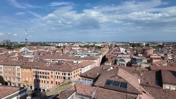 Ilmakuva Modenas keskustaan, esittelee historiallista arkkitehtuuria ja kaupungintalo päässä Duomo katedraalit ikoninen Ghirlandina kellotorni - Materiaali, video