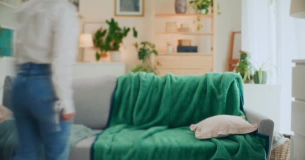 Surullinen yksinäinen onneton nainen makaa sohvalla kotona - Materiaali, video
