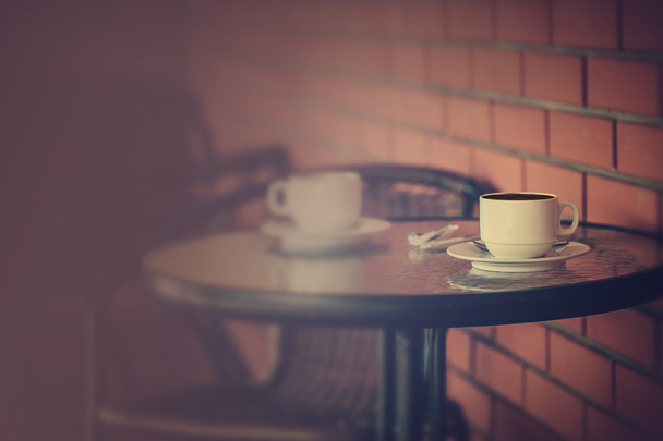 Χαρακτηριστική καφέ αίθριο με τραπέζια και καρέκλες - Φωτογραφία, εικόνα