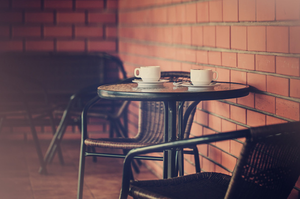 典型的なコーヒー テーブルと椅子のあるテラス - 写真・画像