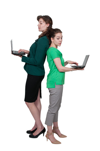 Femmes utilisant un ordinateur portable
 - Photo, image