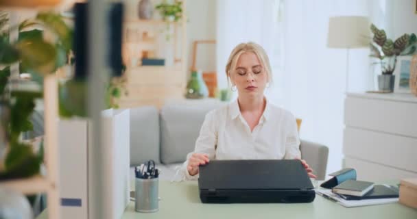 Donna d'affari oberata chiude il suo computer portatile e si allontana dal computer al divano - Filmati, video
