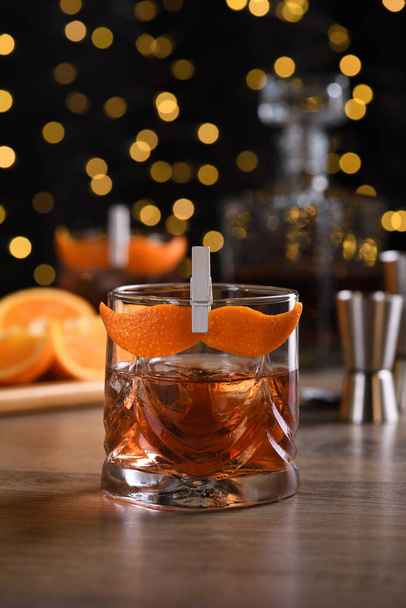 Sharpie Mustache on cocktail, joka on helppo tehdä yhtä suurella osalla ruisviskiä, giniä, makeaa vermuttia ja muutama pisara katkeraa, ja koristeltu viiksen muotoisella appelsiininkuorella. - Valokuva, kuva