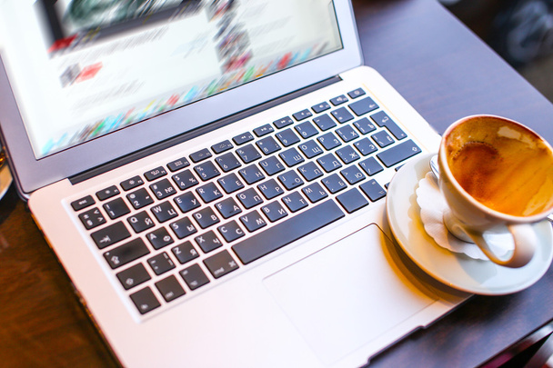 Laptop ve kahve fincan - Fotoğraf, Görsel