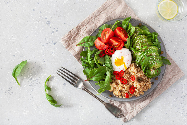 quinoa avec oeuf poché, feuilles de salade d'avocats et tomates. déjeuner végétarien sain - Photo, image