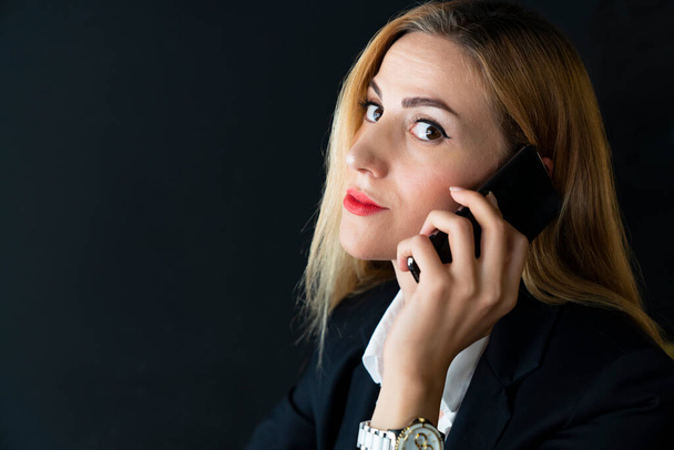 επιχειρηματίας, μιλώντας στο τηλέφωνο στο γραφείο - Φωτογραφία, εικόνα