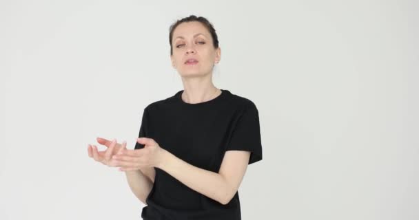 Žena počítání a ohýbání prsty na bílém pozadí 4k film zpomalení. Koncept ověřování a kontroly - Záběry, video
