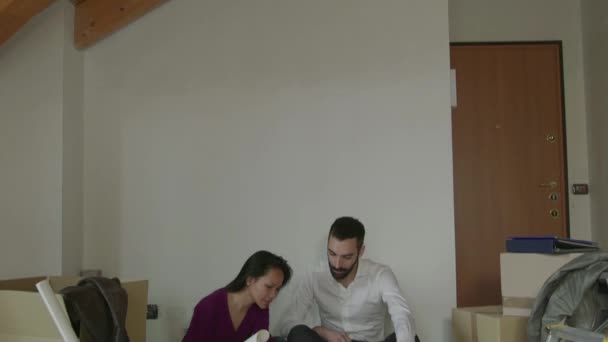 Mies nainen tyttö ystävät poikaystävä tyttöystävä siirtymässä uuteen asuntoon
 - Materiaali, video