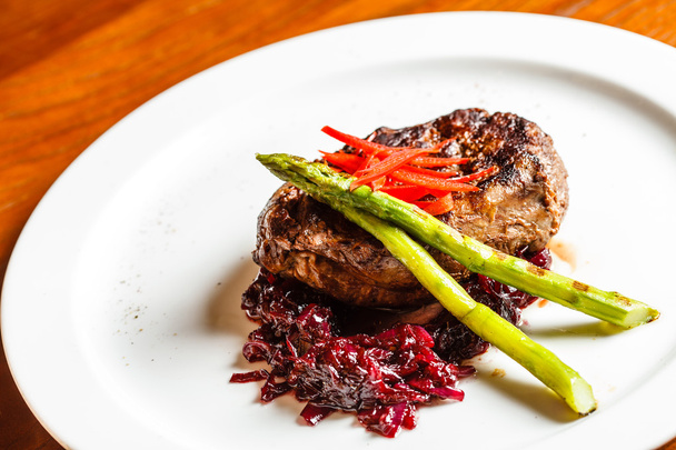 Meat steak with red cabbage - 写真・画像