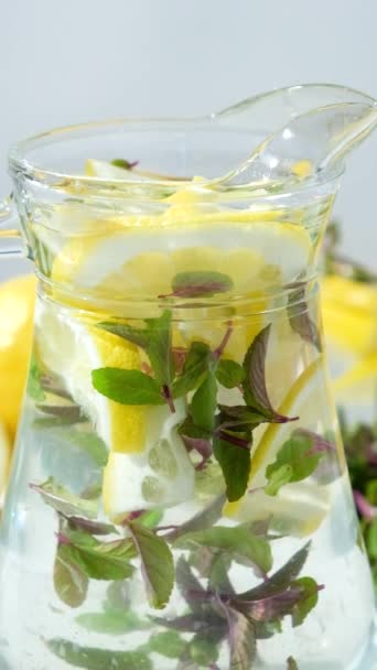 Limonata fatta in casa con limoni e menta in una brocca di vetro, rallentatore verticale - Filmati, video