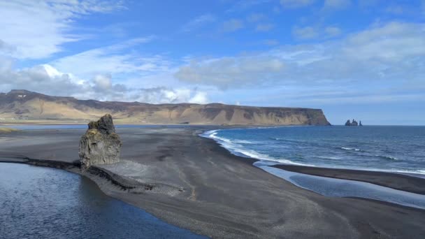 Una vista suggestiva del paesaggio islandese con una spiaggia nera e nuvole drammatiche. - Filmati, video