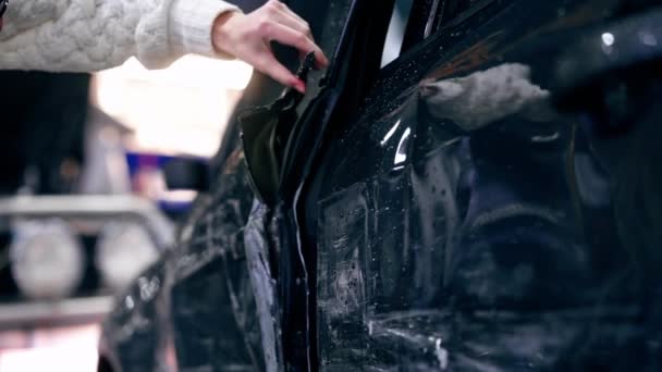 close-up ενός αυτοκινήτου με μια κατεστραμμένη πόρτα σε ένα πρατήριο καυσίμων οι ιδιοκτήτες χέρι έλεγχο της ζημίας - Πλάνα, βίντεο