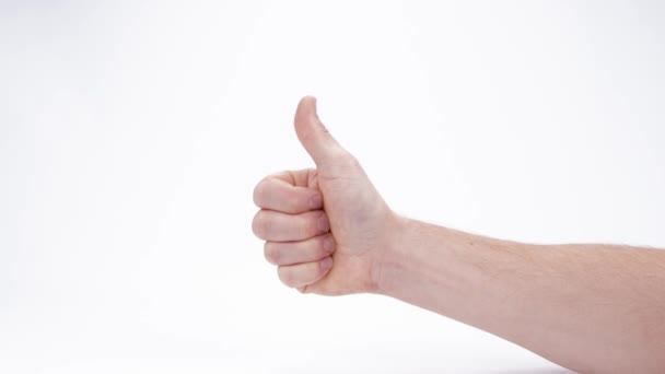 Καυκάσιος Χέρι Δίνει Αντίχειρες Πάνω - Αντίχειρες Κάτω χειρονομίες κατά λευκό φόντο - Πλάνα, βίντεο