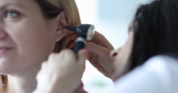 ENT diagnózis és vizsgálata a fül otoszkóppal a nő. Probléma és halláskárosodás a felnőtt koncepcióban - Felvétel, videó